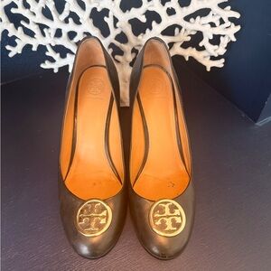 Tory Burch Black Leather Logo Medallion Wedge Pumps Size 8 Gold Hardware